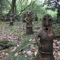 林の中の埴輪の群れ