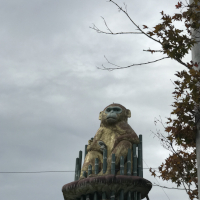 木の上で子猿を抱く母猿のモニュメント