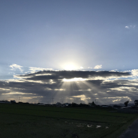 雲を裂いて地上を照らす神の啓示のような太陽光
