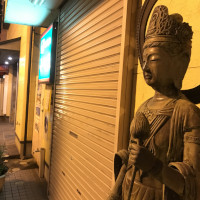 街角で人々を見守る観音像