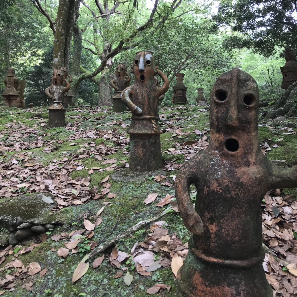 林の中の埴輪の群れ