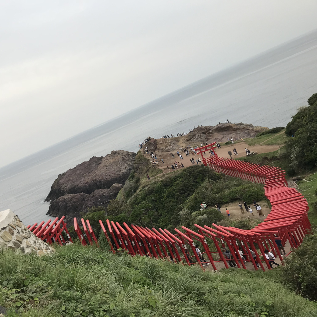 無数の赤い鳥居が続く元乃隈神社
