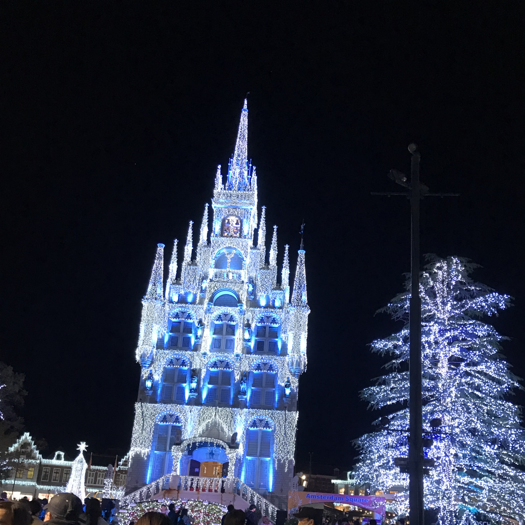 夜空に浮かぶ光輝く城