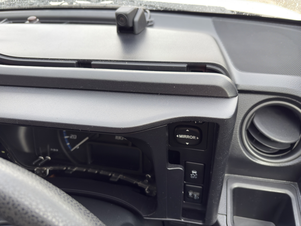 運転席側のインパネを外す様子