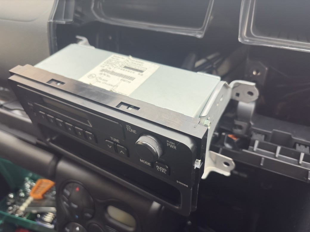 取り外された純正オーディオ