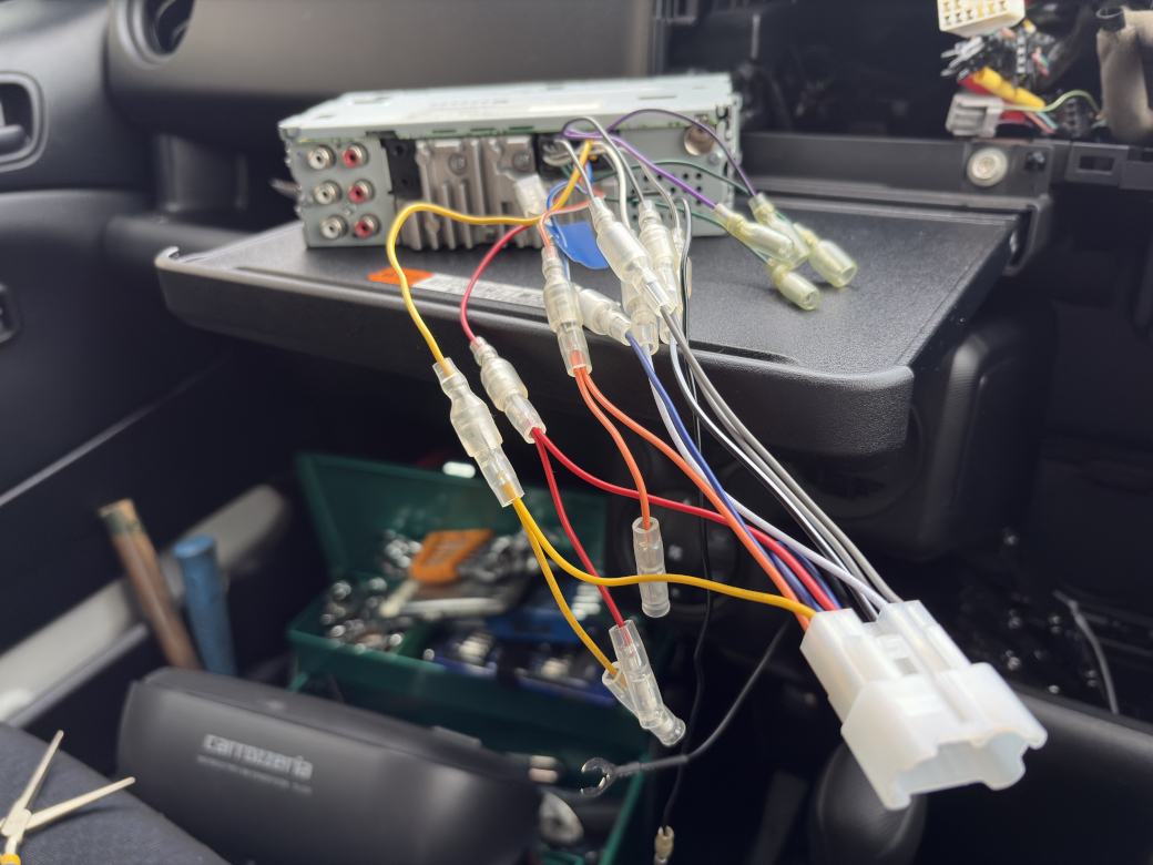 carrozzeriaオーディオに配線キットをつないだ様子