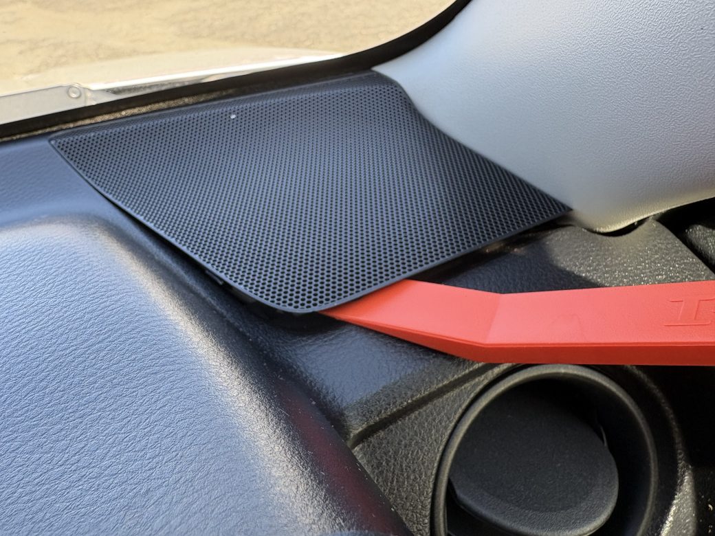 運転気側のスピーカーグリルを開ける様子