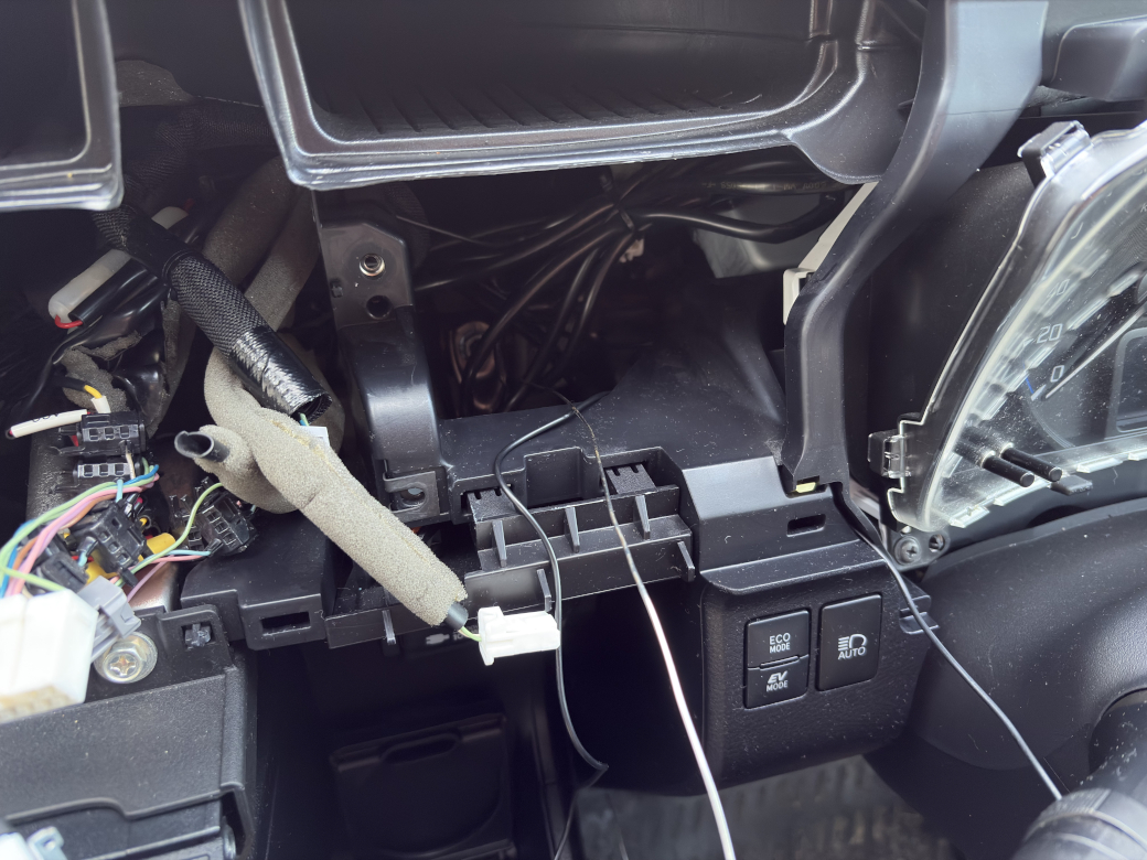 針金をコンソール内に挿し入れる様子