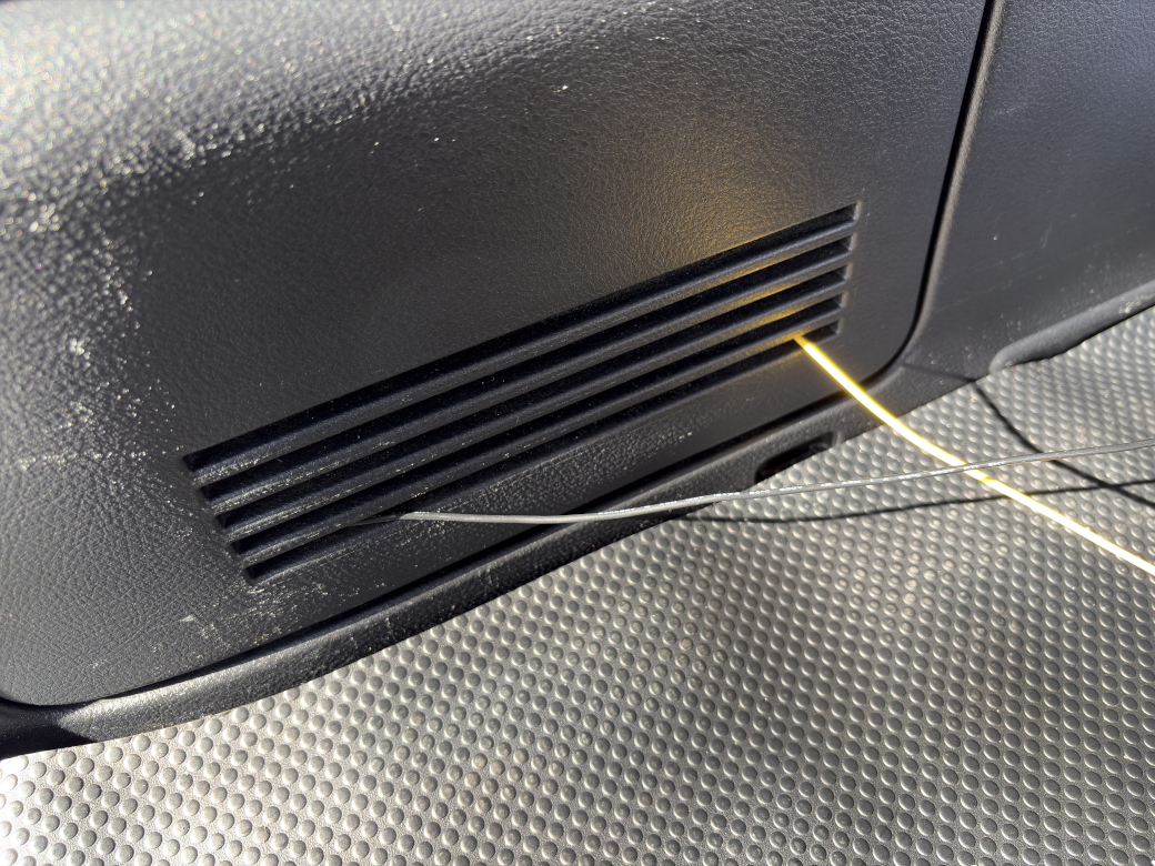 バッテリー収納庫の隙間から這い出た黄色と黒の配線