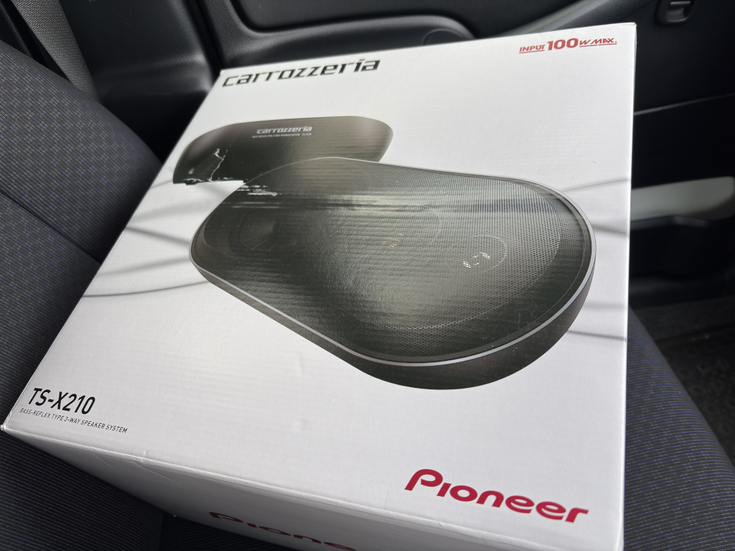 一部破損しているリアスピーカー外箱