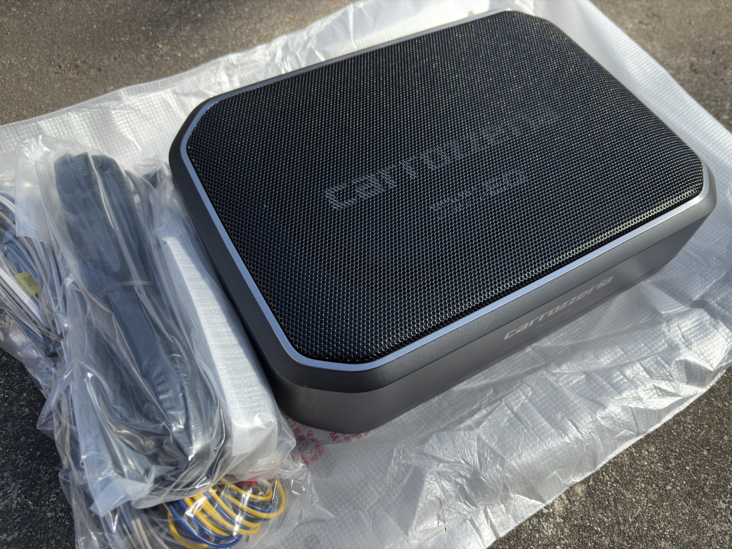 箱から取り出したサブウーファー全景