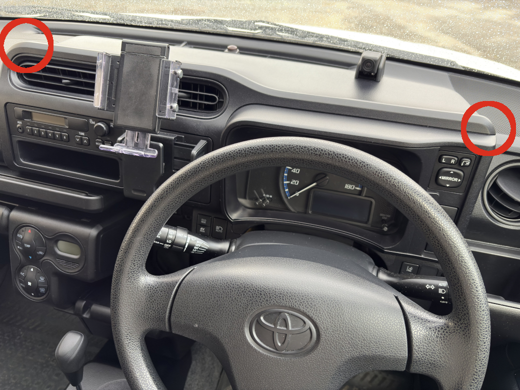 取り外し箇所を赤丸でマークしたインパネ全景