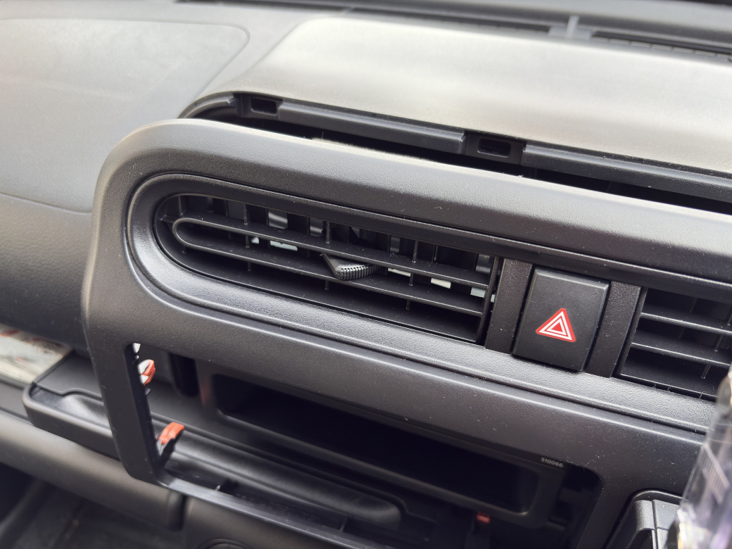 助手席側のインパネを外す様子