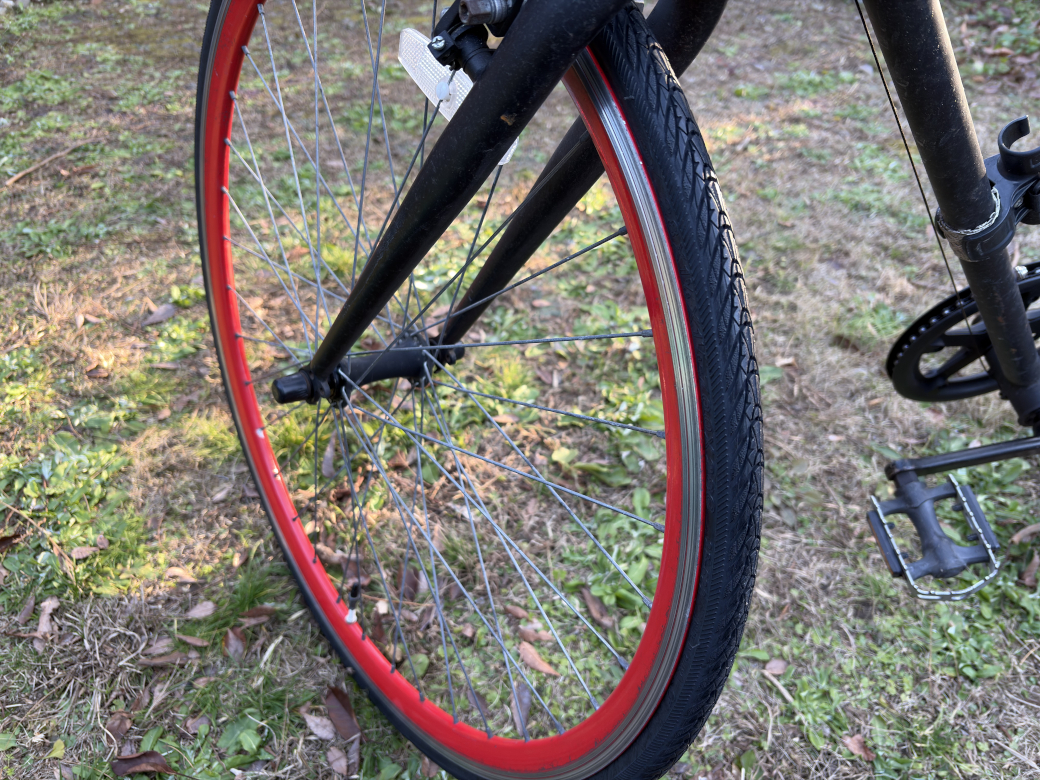 新品のタイヤとチューブがセットされた前輪