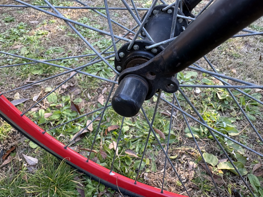 前輪固定ナットの保護キャップ