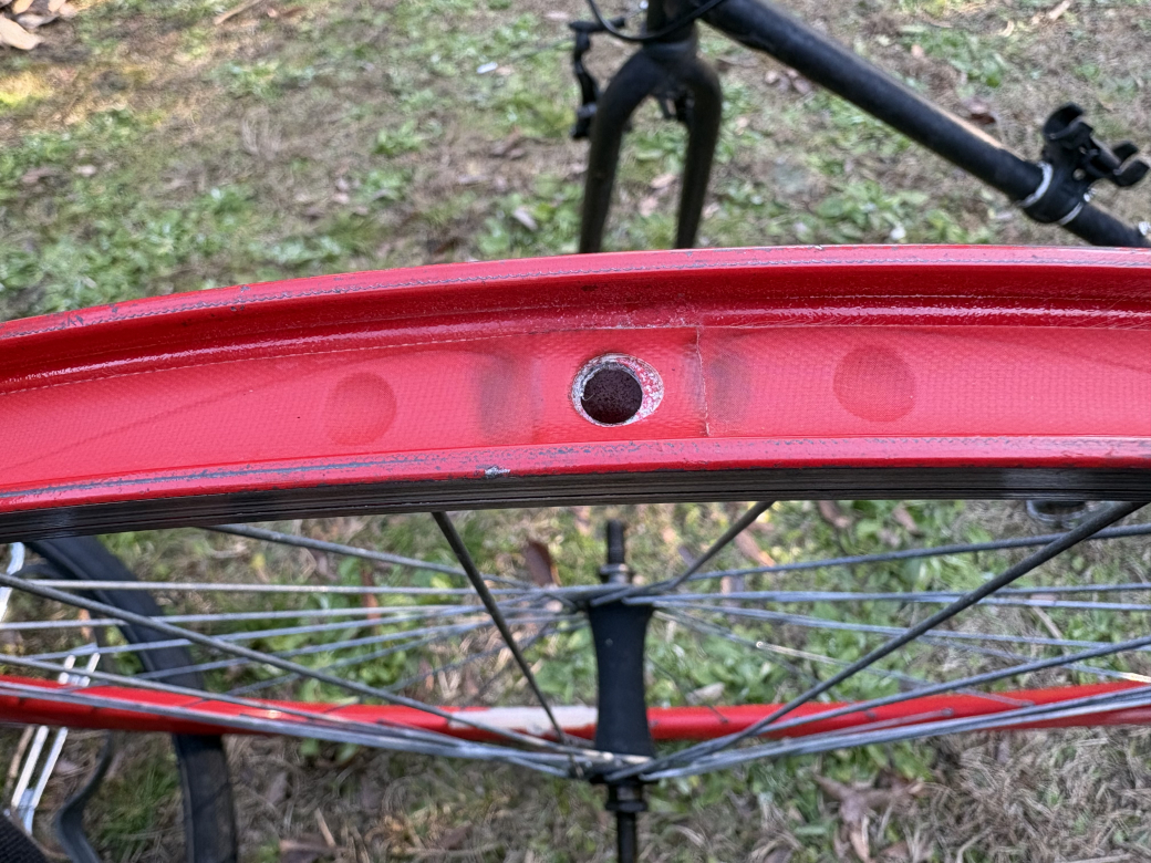 ホイールのバルブ穴