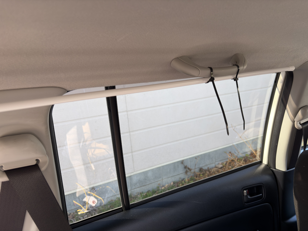 のれん棒をアシストグリップに固定