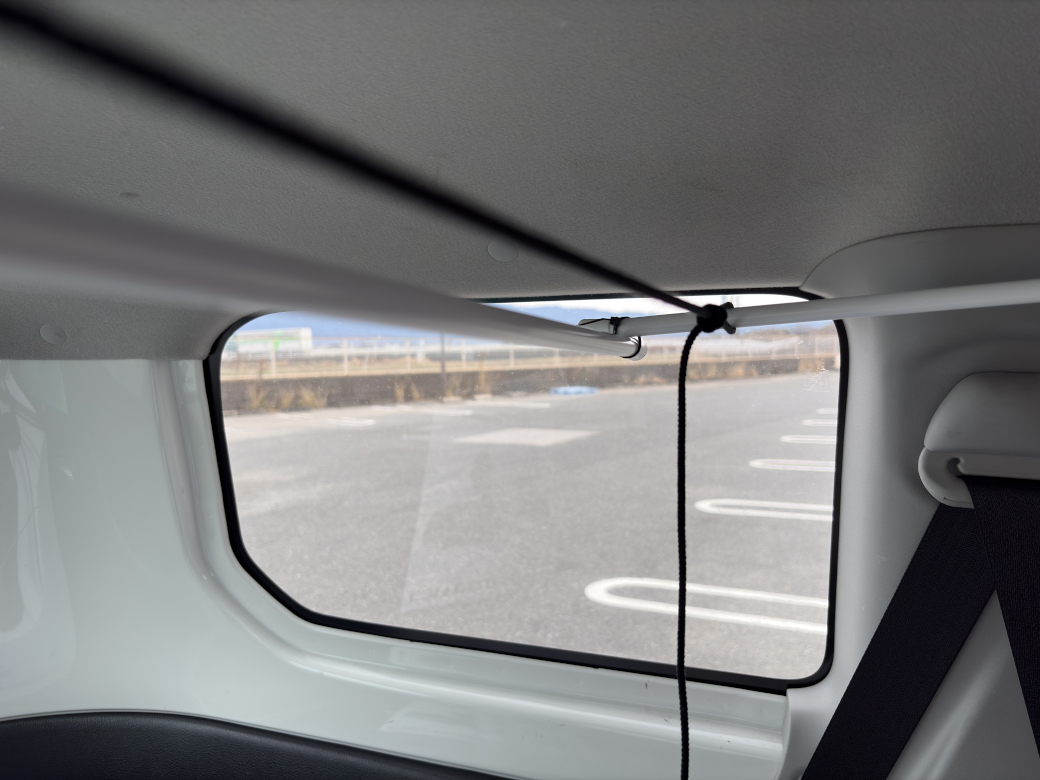 のれん棒と並行してヒモを渡す