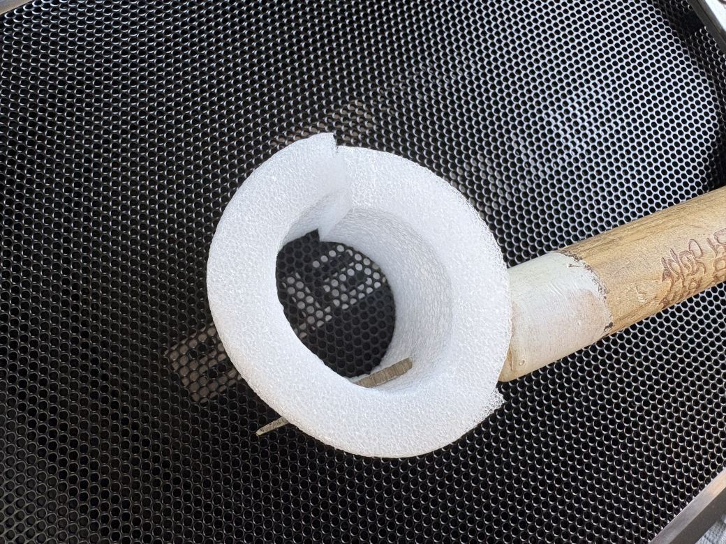 配線保護カバーをカットし穴あけ