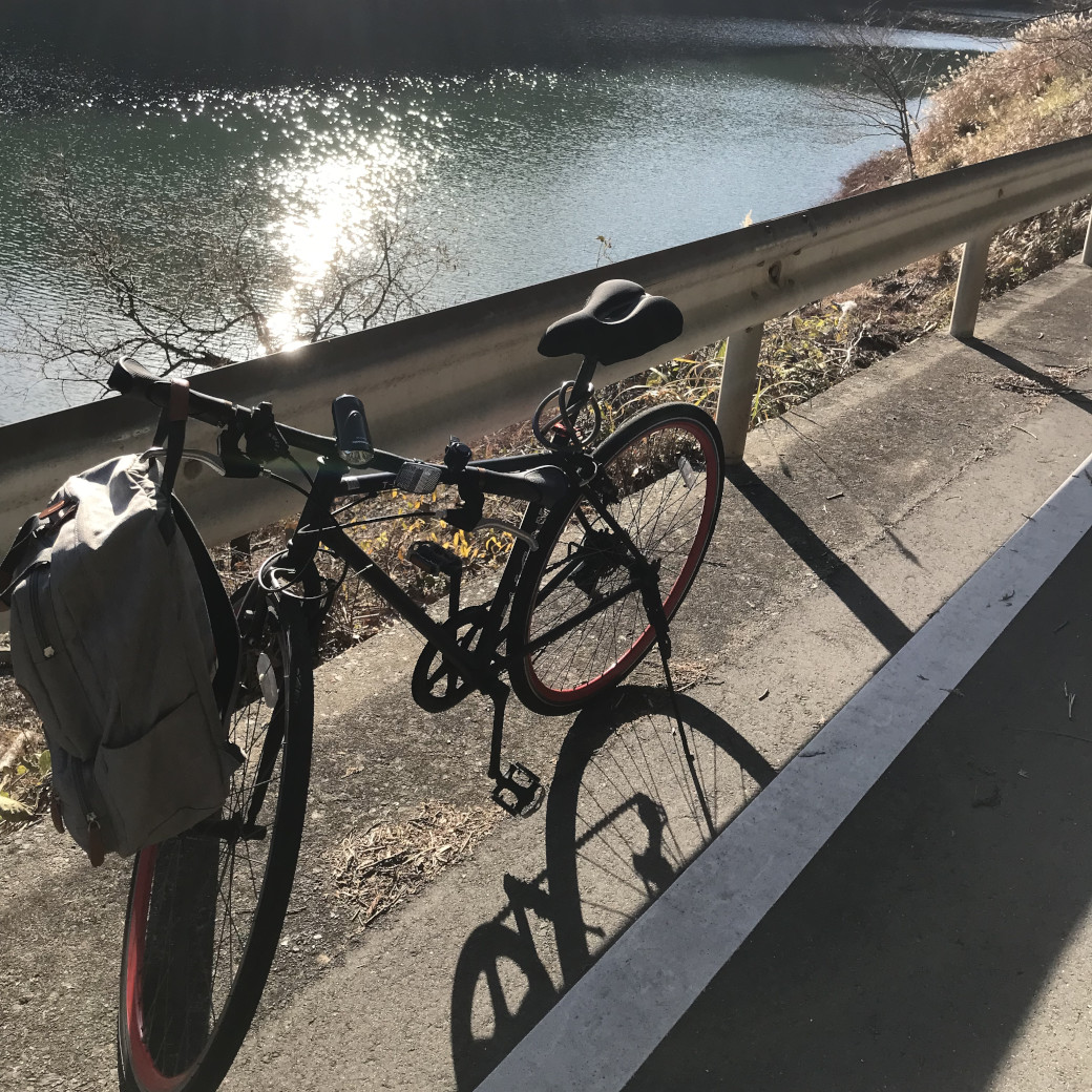湖畔に停められた自転車